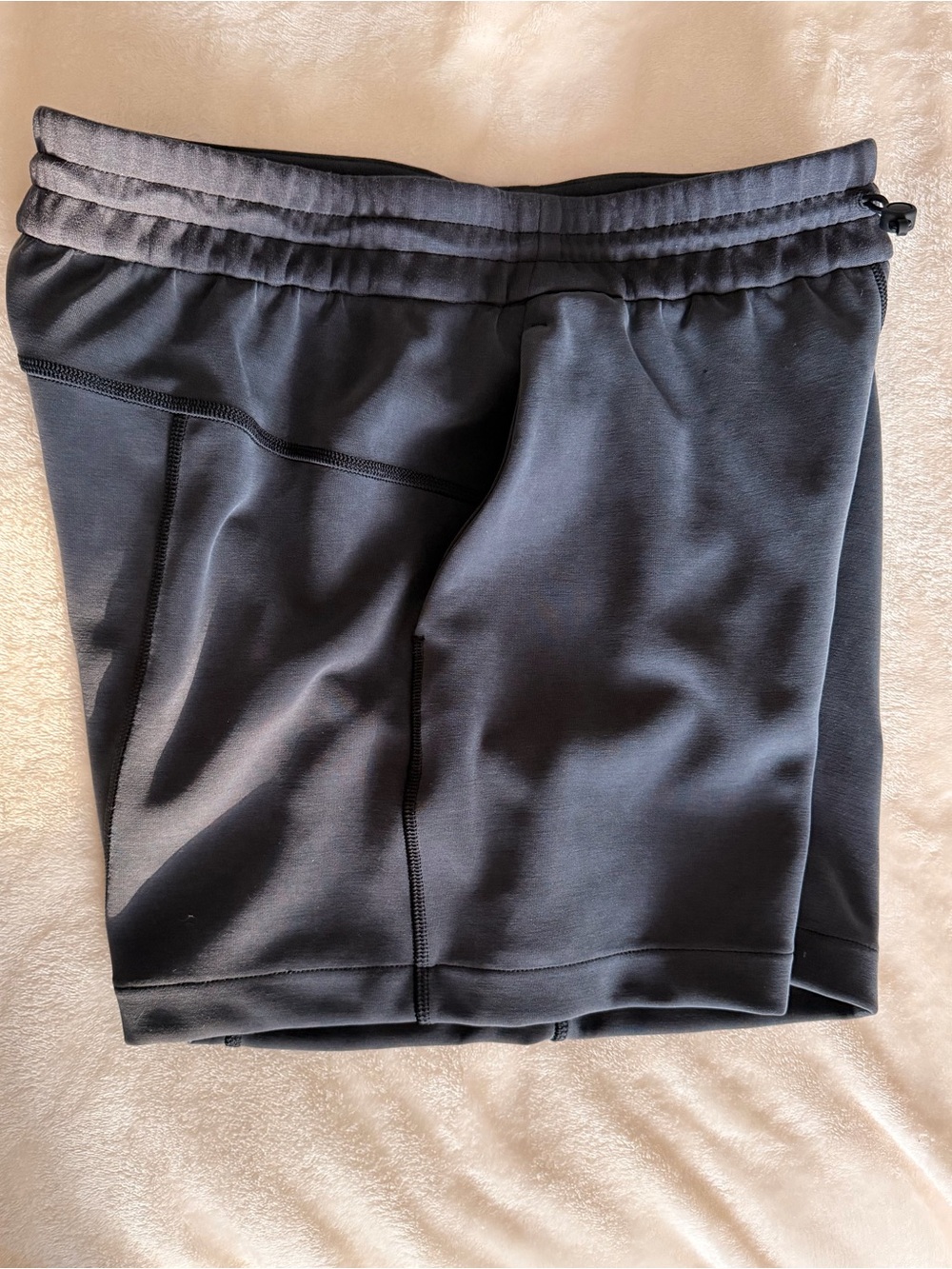 Lululemon Softstreme High-Rise Short 4”Black
(Dark Charcoal/Graphite Grey tone)